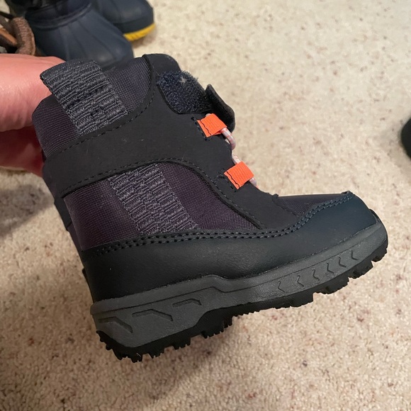Carter’s snow boots - Picture 2 of 4